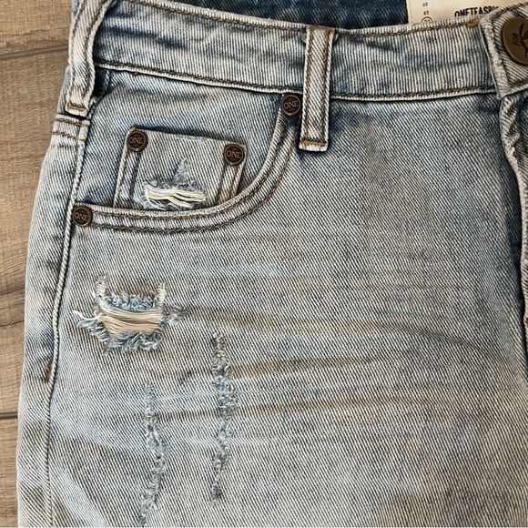 OneTeaspoon Stevie’s Boyfriend Shorts Light Wash Distressed Size 24 - Picture 4 of 8